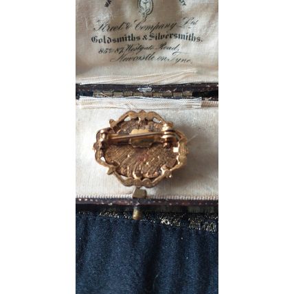 VINTAGE Small Goldtone Framed Glass Printed Fragonard Courting Couple BROOCH.