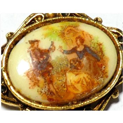 VINTAGE Small Goldtone Framed Glass Printed Fragonard Courting Couple BROOCH.