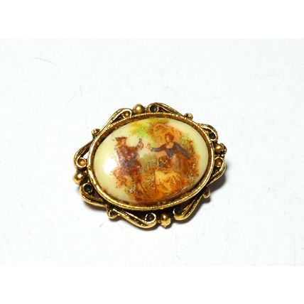 VINTAGE Small Goldtone Framed Glass Printed Fragonard Courting Couple BROOCH.