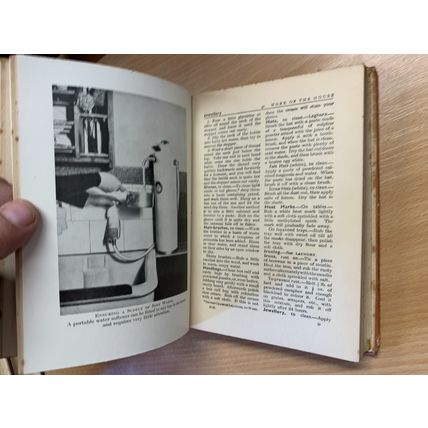 1950 ELIZABETH CRAIG "1000 HOUSEHOLD HINTS" ILLUSTRATED HARDBACK BOOK (P3)