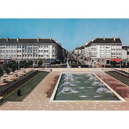 Saint Nazaire Avenue de la Republique France Postcard unused VGC