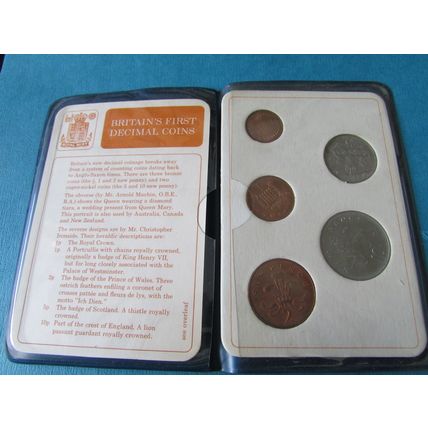 1971 QUEEN ELIZABETH II BRITAIN'S FIRST DECIMAL COINS. (zzebid)