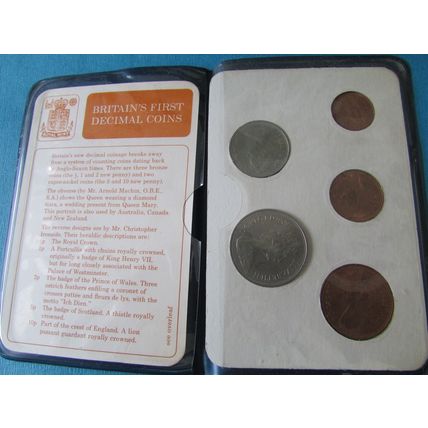 1971 QUEEN ELIZABETH II BRITAIN'S FIRST DECIMAL COINS. (zzebid)