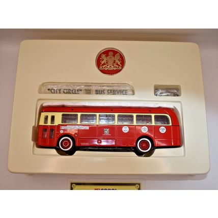 CORGI CLASSICS 34901 1:50 SCALE LEYLAND ROYAL TIGER BUS MANCHESTER CORPORATION