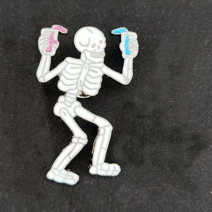 Enamelled Pin Badge Party Skeleton Metal Gift Badges 4cm x 3cm Collectable BA113