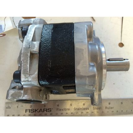 NEW KYB 8526031 9L0813 FORKLIFT HYDRRAULIC GEAR PUMP ,EN