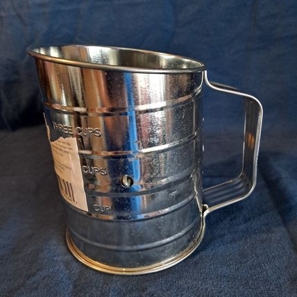 Everyday Living 3 Cup Measuring FLOUR SIFTER Wood Crank Handle Metal