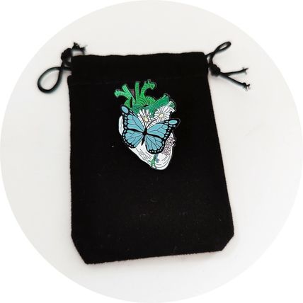 Pin Badge Heart Butterfly Art Enamelled Metal in velvet bag 3 cm x 2 cm BA37