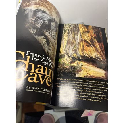 National Geographic Magazine August 2001 Going Public - Vintage Collectable