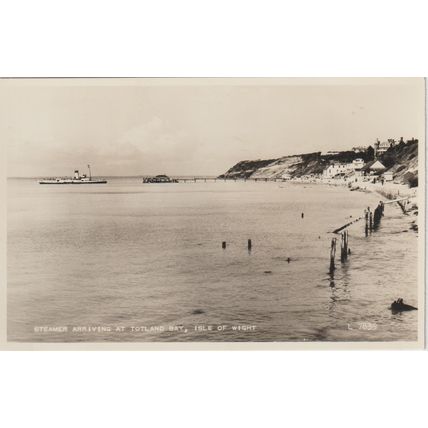 Steamer Arriving At Totland Bay Isle Of Wight Postcard (QIOW0338)