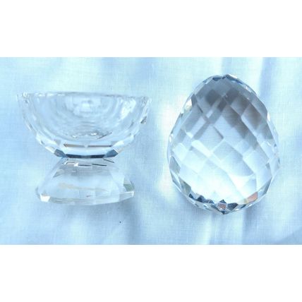 NEW HANDMADE SPARKLING CRYSTAL GLASS DETAILED MINATURE OF AN EGG & EGG HOLDER