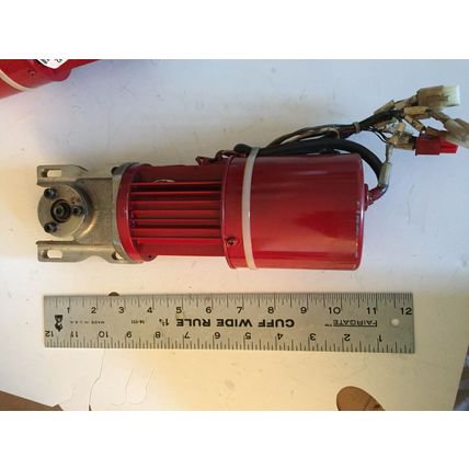 YASKAWA USAREM-01YR41 YASKAWA USAREM-0IYR4I AC SERVO MOTOR ,CG