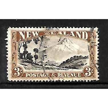 NEW ZEALAND 1942 3s MOUNT EGMONT SG 590c FINE USED