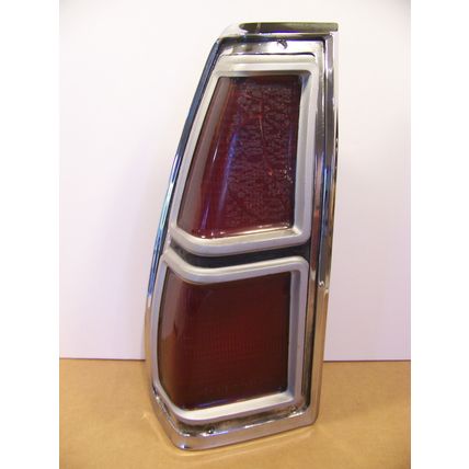 1977 DODGE ROYAL MONACO STATION WAGON LH TAILLIGHT LENS & HOUSING OEM 76 75