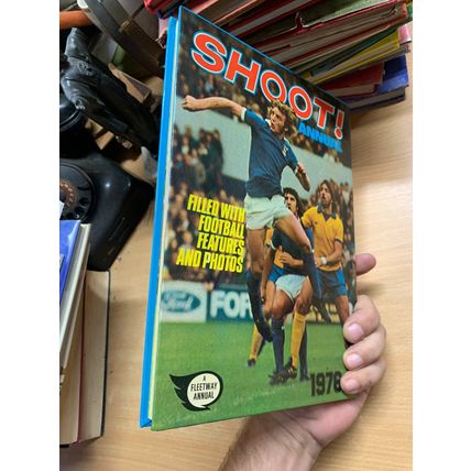 1975 "SHOOT ANNUAL 1976" UK FOOTBALL SOCCER ANNUAL HARDBACK BOOK (P4)