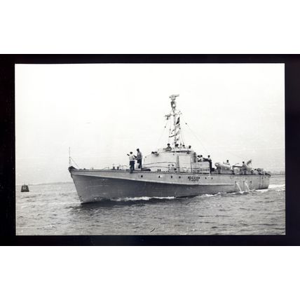na0944 - Royal Navy Warship - HMS P5518 - photograph