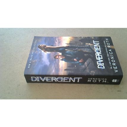 Divergent by Veronica Roth (Film Tie-In Paperback) 2011