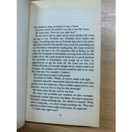 1987 ALLAN PRIOR "HER MAJESTYS HIT MAN" FICTION PAPERBACK BOOK (P2)