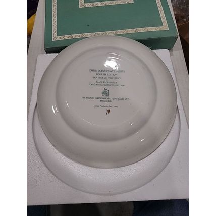 Avon Collector Plate Christmas 1975 "Skaters On The Pond"