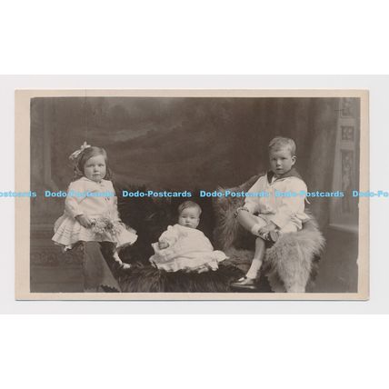 C014017 Family photo. Three small children