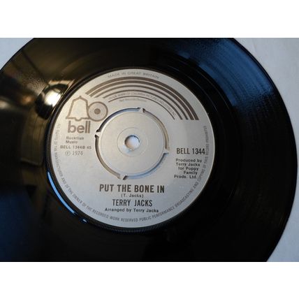 7" 1974. TERRY JACKS. SEASONS IN THE SUN, BELL 1344. PUT THE BONE IN.EXCELLENT