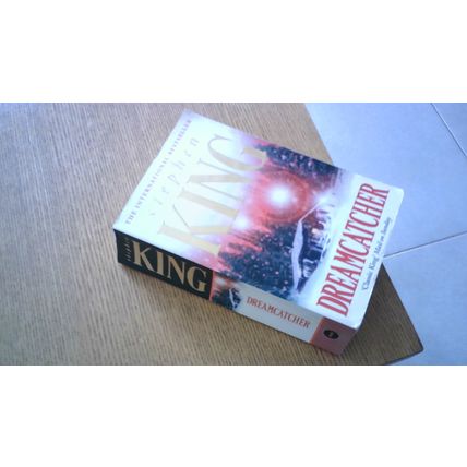 DREAMCATCHER. Stephen King (First Edition Paperback) New English Library (2001)