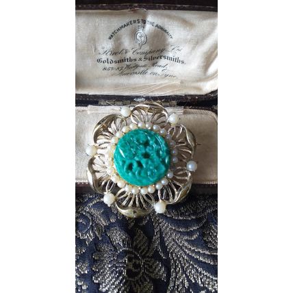 VINTAGE Rare Signed Exquisite Pearl & Pressed Floral Green/Peking Glass BROOCH
