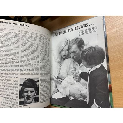 1968 "CHARLIE BUCHAN'S SOCCER GIFT BOOK 1968-69" FOOTBALL ANNUAL HB BOOK (P4)