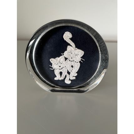 GLASS PAPERWEIGHT WITH TWO WHITE CATS DESIGN