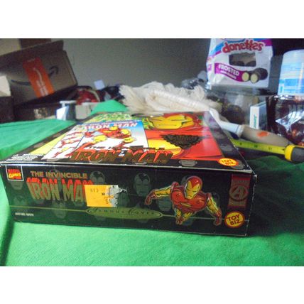 IRON MAN Famous Covers, Toy Biz/Marvel Comics, 1998!! MIB! $25.00 OBO!!