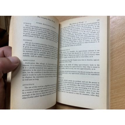 1967 SIR ERNEST GOWERS "THE COMPLETE PLAIN WORDS" LANGUAGE PAPERBACK BOOK (P2)
