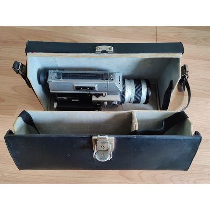 Canon Auto Zoom 814 Super 8 Cine/Movie camera, hard-case, lens and lens cap.