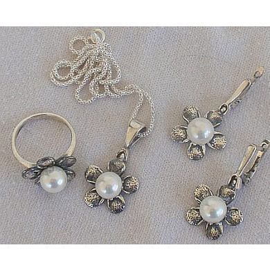 White artificial pearls set