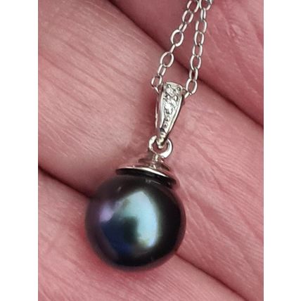 Vintage 1980-s Black Pearl Silver Pendant on 18 inch Chain - Beautiful!