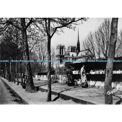 D017749 Paris. Les Bouquinistes sur les Quais. Chantal