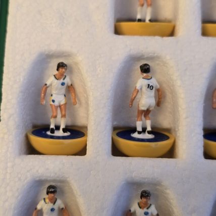 Subbuteo lw team NUMBER 686 LEEDS UNITED COMPLETE SET IN CORRECT LABEL BOX
