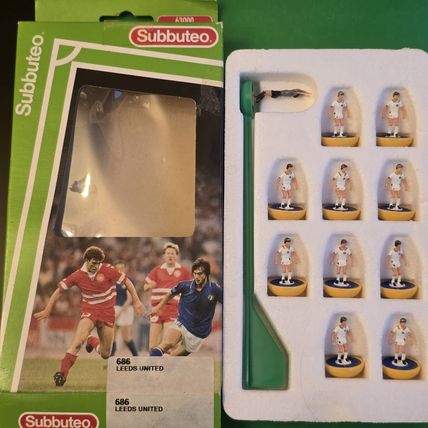 Subbuteo lw team NUMBER 686 LEEDS UNITED COMPLETE SET IN CORRECT LABEL BOX