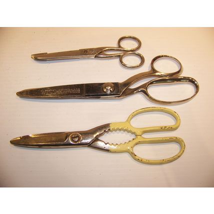 LOT OF VINTAGE SCISSORS PINKING SHEARS WISS RICHARDS OF SHEFFIELD ENGLAND
