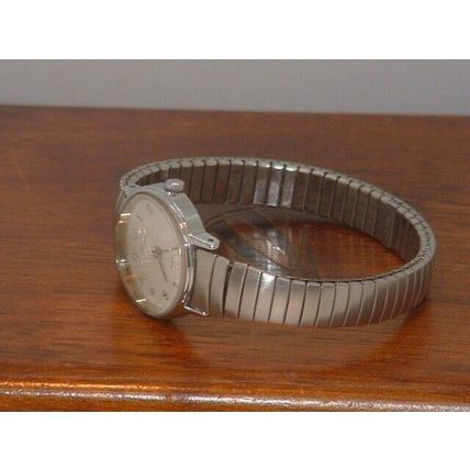Pre-Owned Women’s Vintage Timex Stretch Band Analog Watch
