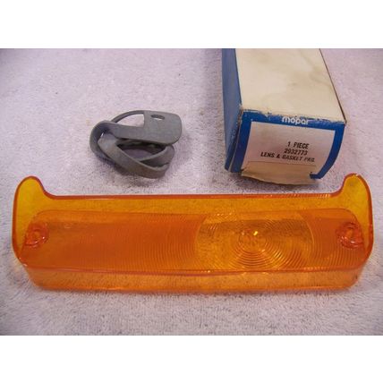 1969 CHRYSLER NEW YORKER AMBER MARKER TURN SIGNAL LENS NOS #2932773