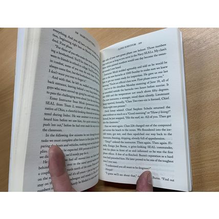 2014 MARCUS LUTTRELL "LONE SURVIVOR" NAVY SEALS TRUE STORY PAPERBACK BOOK (P3)