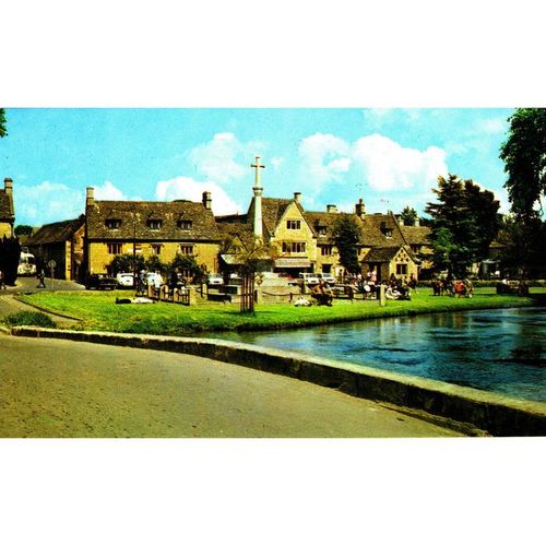 Colour Postcard - Memorial & River, Bourton-on-the-Water Glos