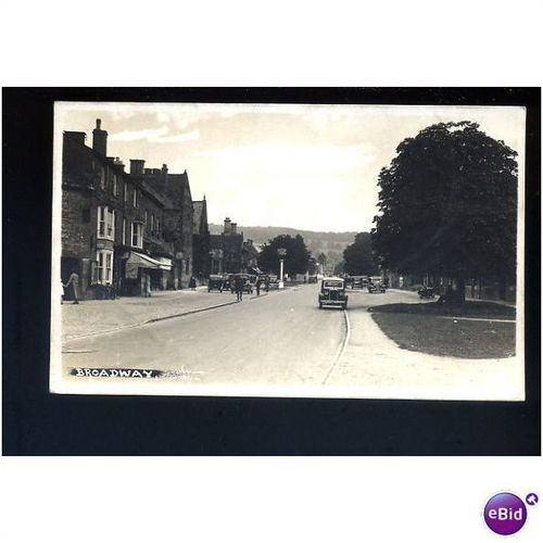 Worcestershire BROADWAY Street Scene Postcard