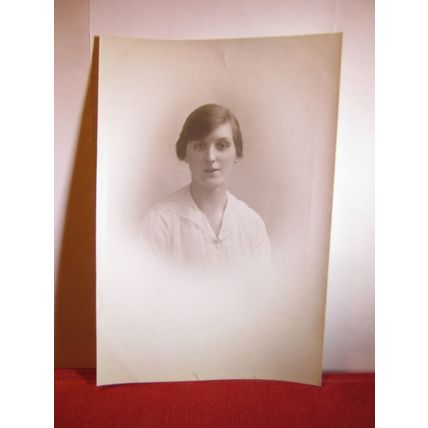 UNKNOWN YOUNG LADY antique portrait photograph postcard (A) /