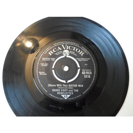 7" 1962.DUANE EDDY&THE REBELETTES( DANCE WITH THE ) GUITAR, RCA 1316.VERY GOOD +
