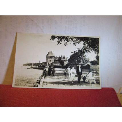 PROMENADE & ROYAL YACHT SQUADRON, COWES, Isle of Wight unused postcard RP =