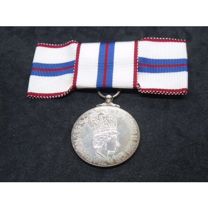 1977 OFFICIAL ROYAL MINT QUEEN ELIZABETH II JUBILEE MEDAL IN SILVER