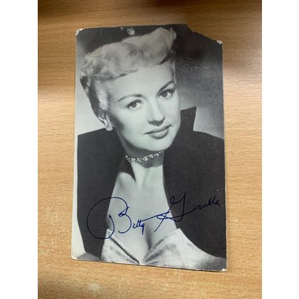 VINTAGE BETTY GRABLE PRE-PRINTED AUTOGRAPH POSTCARD 20th CENTURY FOX (LL)
