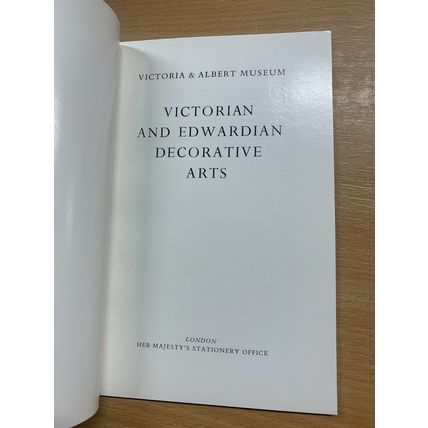 1976 "VICTORIAN & EDWARDIAN DECORATIVE ARTS" VINTAGE HMSO PAPERBACK BOOKLET (LL)