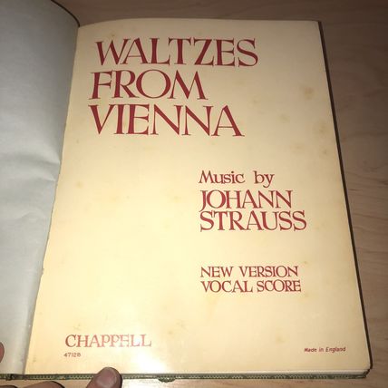 WALTZES FROM VIENNA - JOHANN STRAUSS - VOCAL SCORE - CHAPPELL - 1966 Hardback
